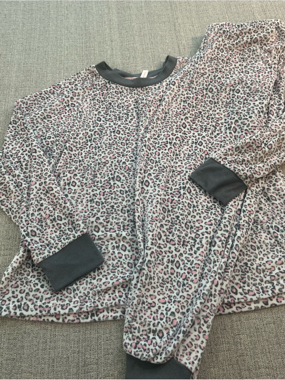 Joyspun Pink Leopard Print Fleece  Pajama Set with Gray Trim. Size L